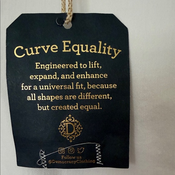 Democracy Women's Classic White Jeans - Picture 4 of 14